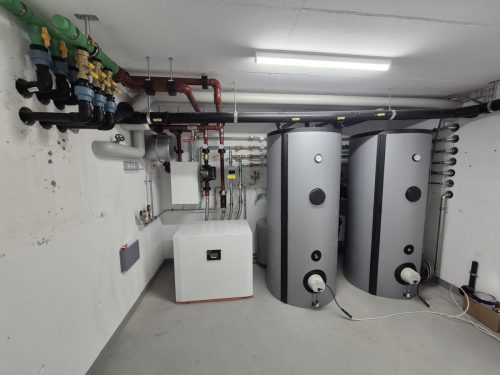 Heizraum mit Wärmepumpe und Pufferspeicher – moderne Haustechnik auf einen Blick