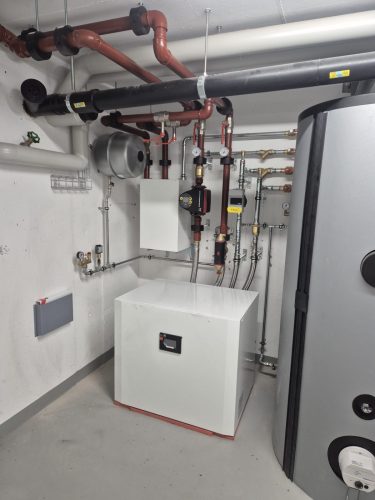 Moderne Heizungsanlage im Technikraum – effiziente Haustechnik mit Wärmepumpe und Rohrsystem