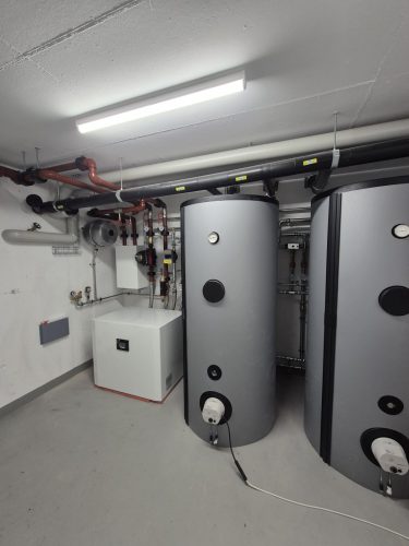 Technikraum mit moderner Heizungsanlage und Pufferspeicher – effiziente Haustechniklösung