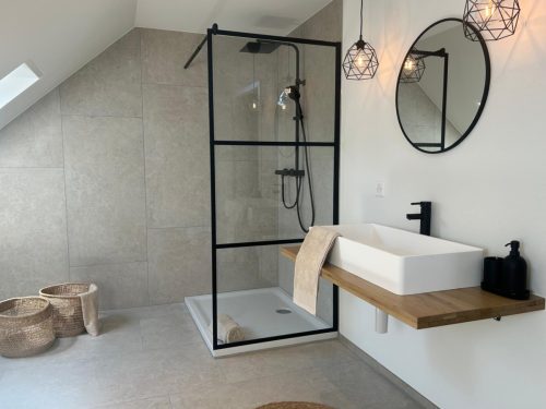 Modernes Badezimmer mit Glasdusche, Hängelampe und stilvollem Waschbecken-Design